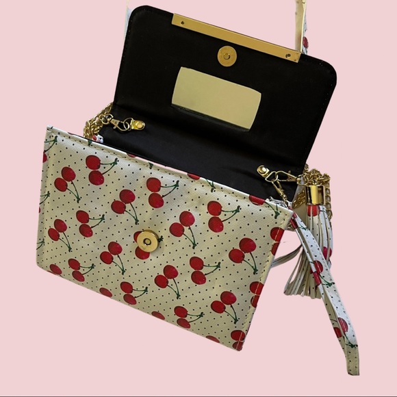 Ardene Crossbody Bag w/ Card Slots - Picture 3 of 7